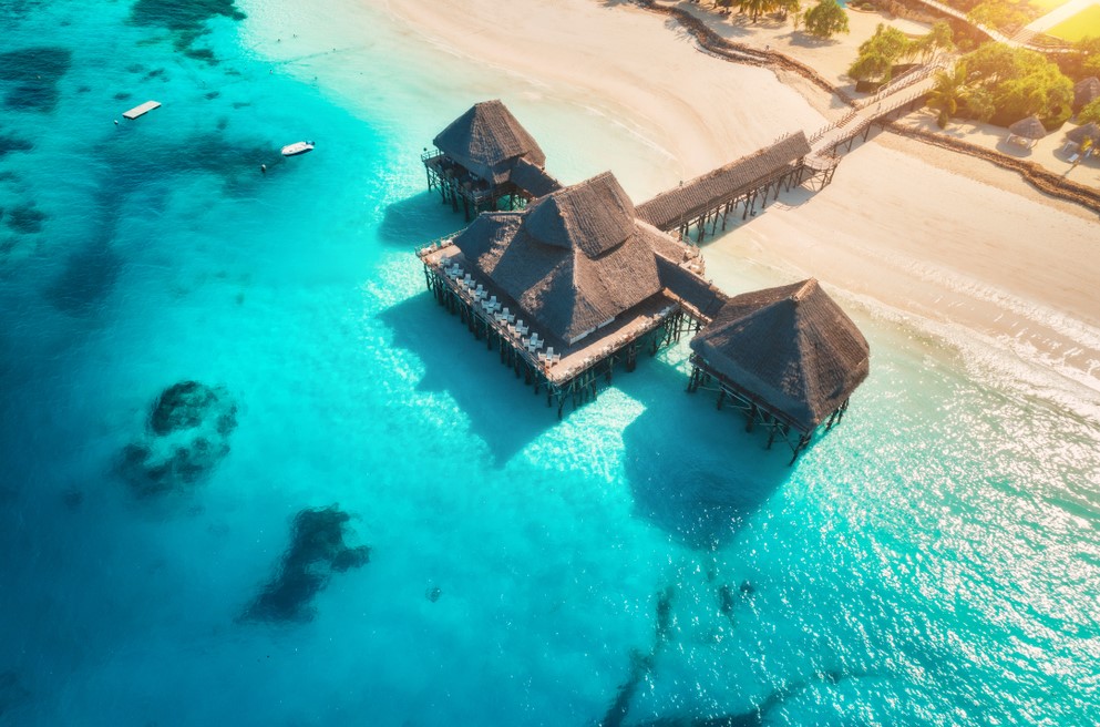 8 Resort Pinggir Laut Indonesia: Akomodasi Tepi Pantai Terbaik