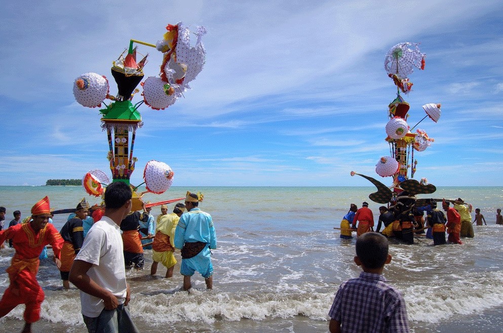 Ritual Larung Sesaji Laut di Festival Tabuik Pariaman