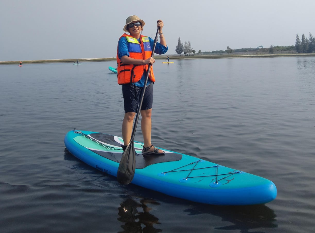 Keindahan Teluk Tomini dengan Stand-up Paddle