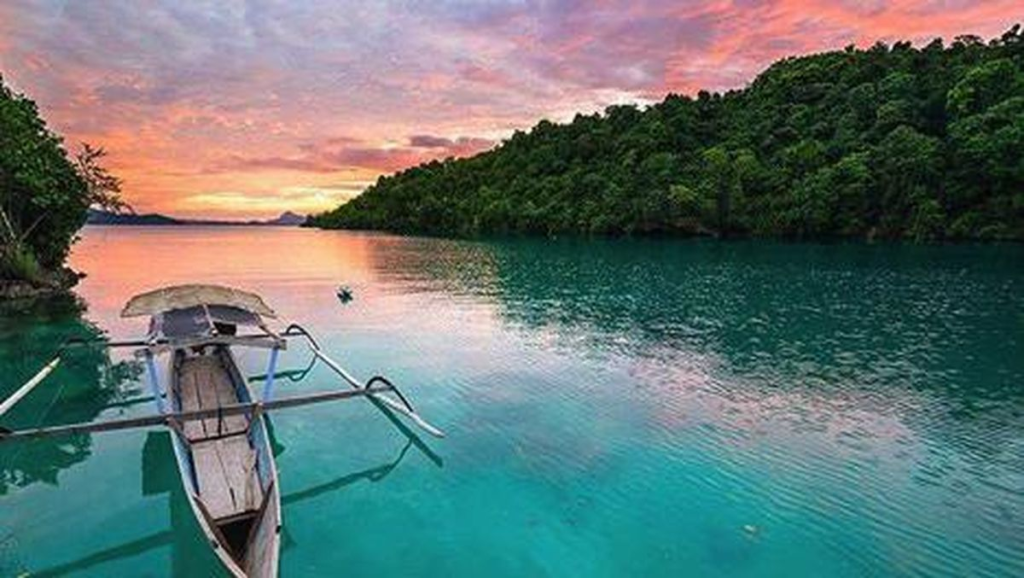 Keindahan Teluk Tomini dengan Stand-up Paddle