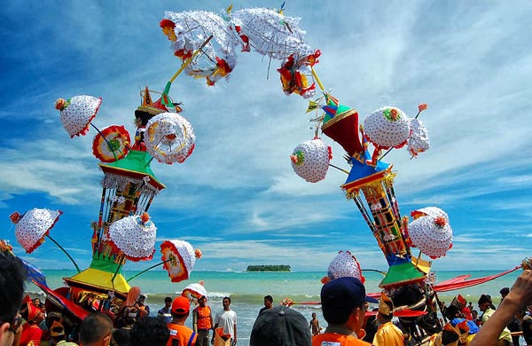 Ritual Larung Sesaji Laut di Festival Tabuik Pariaman
