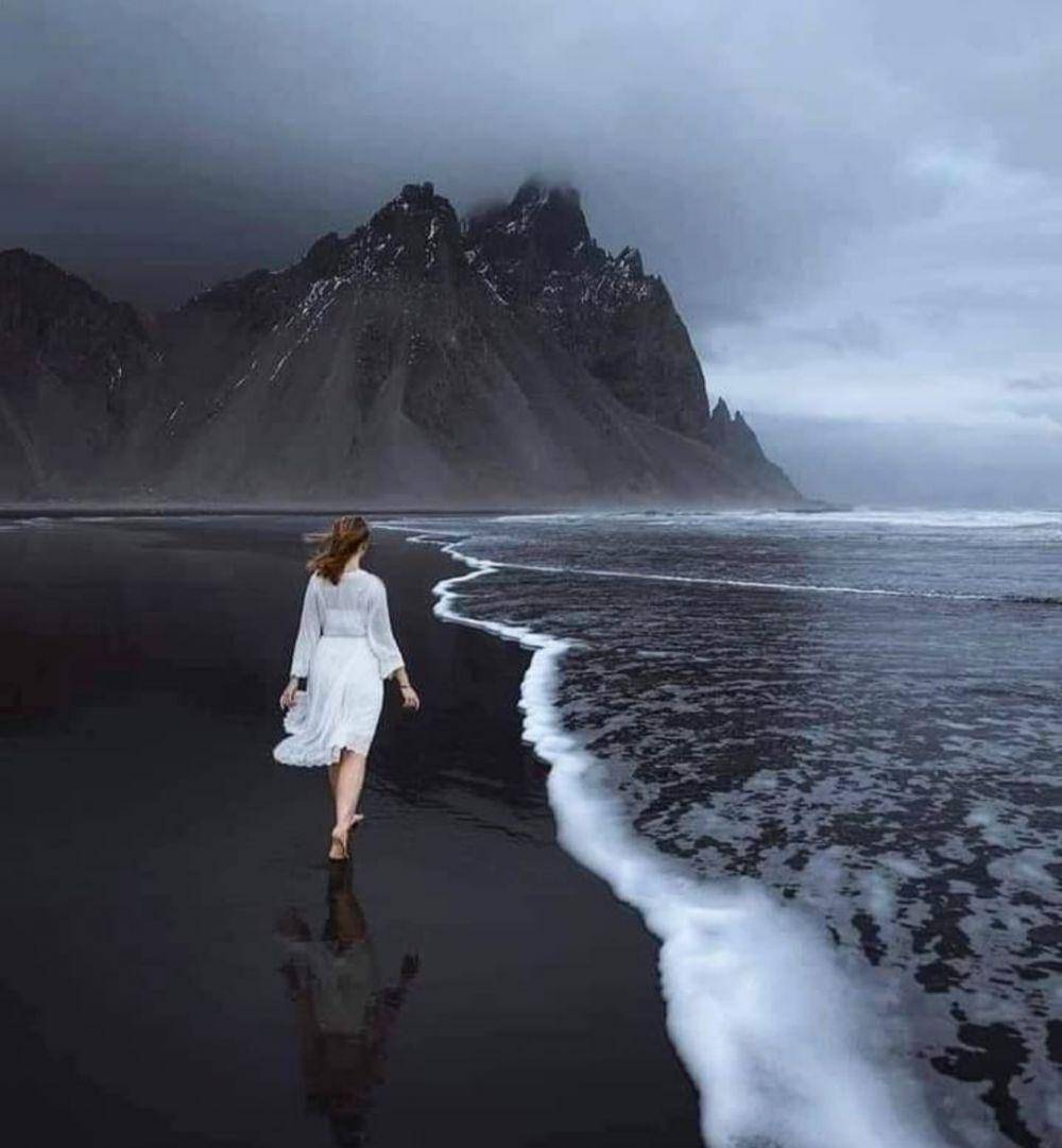 9 Potret Pantai Pasir Hitam di Islandia yang Menawan | IDN Times