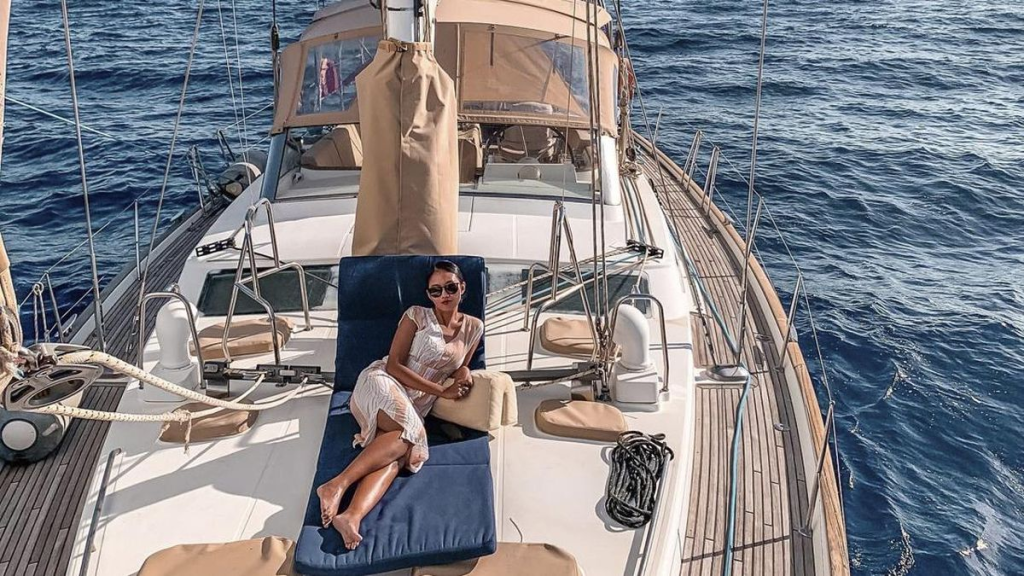 Pengalaman Tinggal di Kapal Laut: Tips dan Persiapan