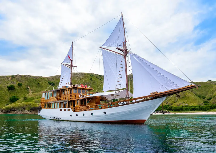 Kapal Phinisi Luxury Island Hopping Flores Indonesia 2025: Pengalaman Mewah & Risiko Tersembunyi yang Wajib Kamu Tahu