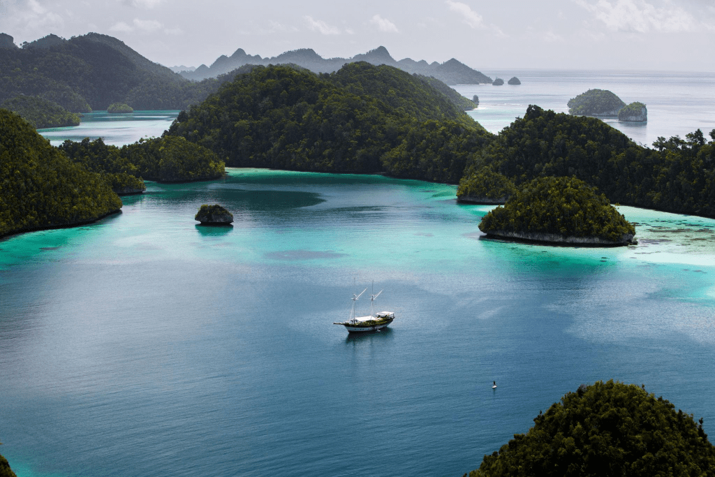 Yacht Charter Indonesia 2026, Rute Favorit Mulai Harga Terjangkau Ini