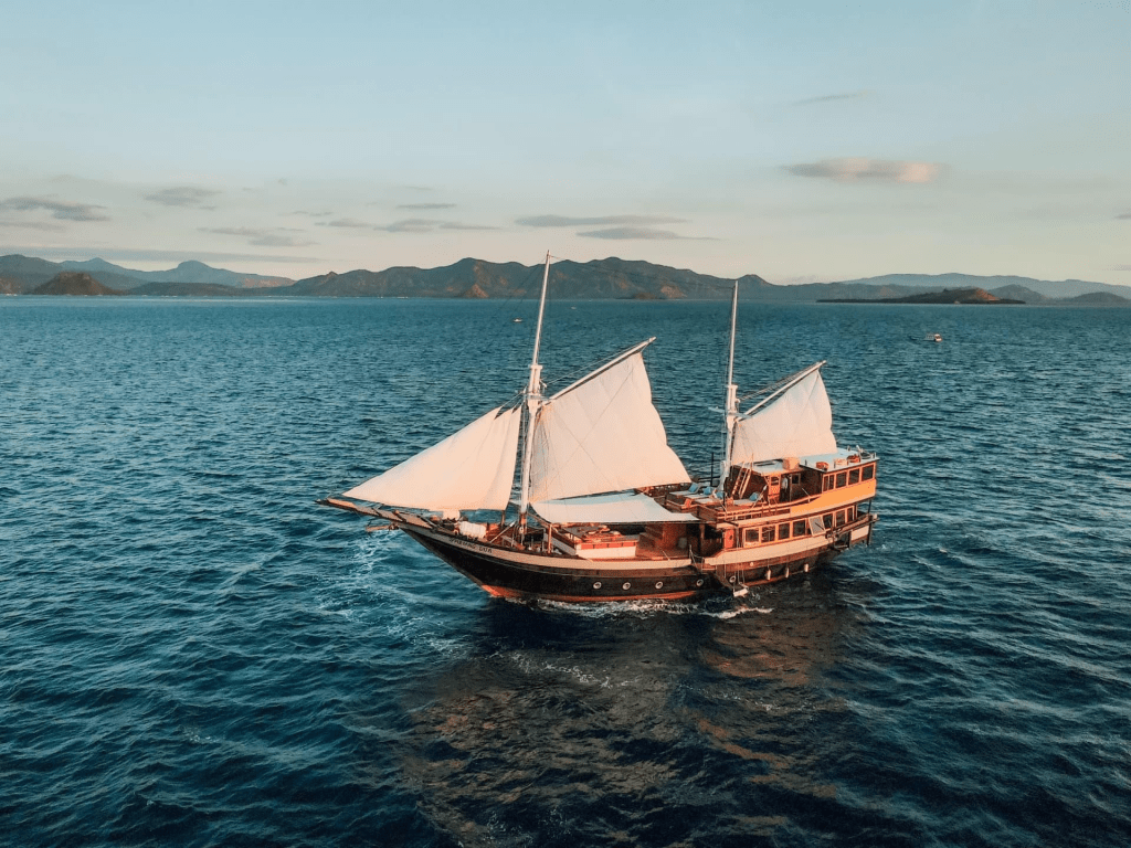 Yacht Charter Indonesia 2026, Rute Favorit Mulai Harga Terjangkau Ini