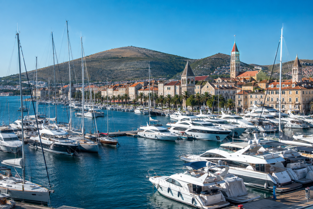 Infrastruktur marina modern di pesisir Mediterania yang menjadi pusat yacht charter dunia.