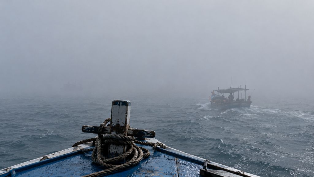 Haze Kembali Selimuti Labuan Bajo, BMKG Catat Jarak Pandang 4 Km 6 Sebuah perahu motor kecil berlayar menembus akumulasi udara kabur pekat di tengah laut lepas Taman Nasional Komodo.